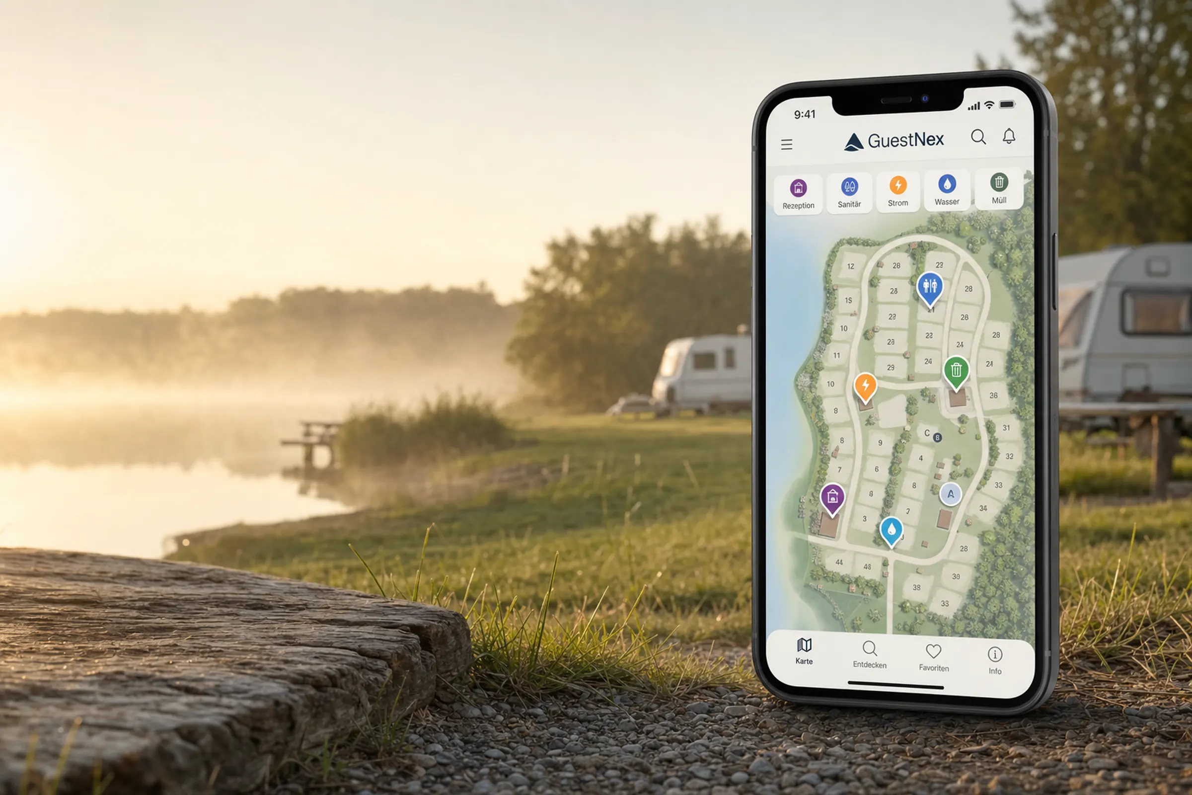 Campingplatz im Morgenlicht, in der GuestNex-App ist der Lageplan mit POI-Pins sichtbar